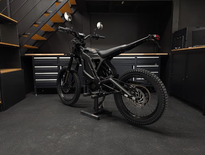 Supermotard électrique EVOXA noir, trois-quarts arrière
