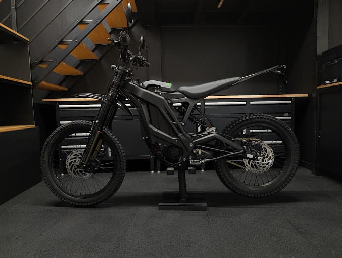 Moto électrique EVOXA noire sur béquille, profil