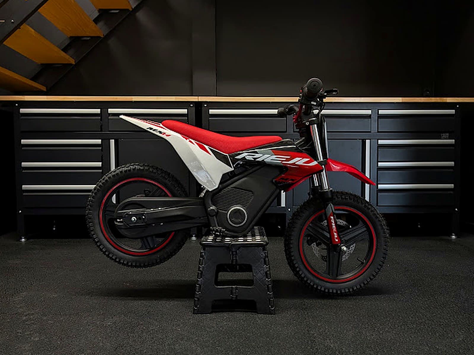 Mini-moto électrique rouge et blanche, profil