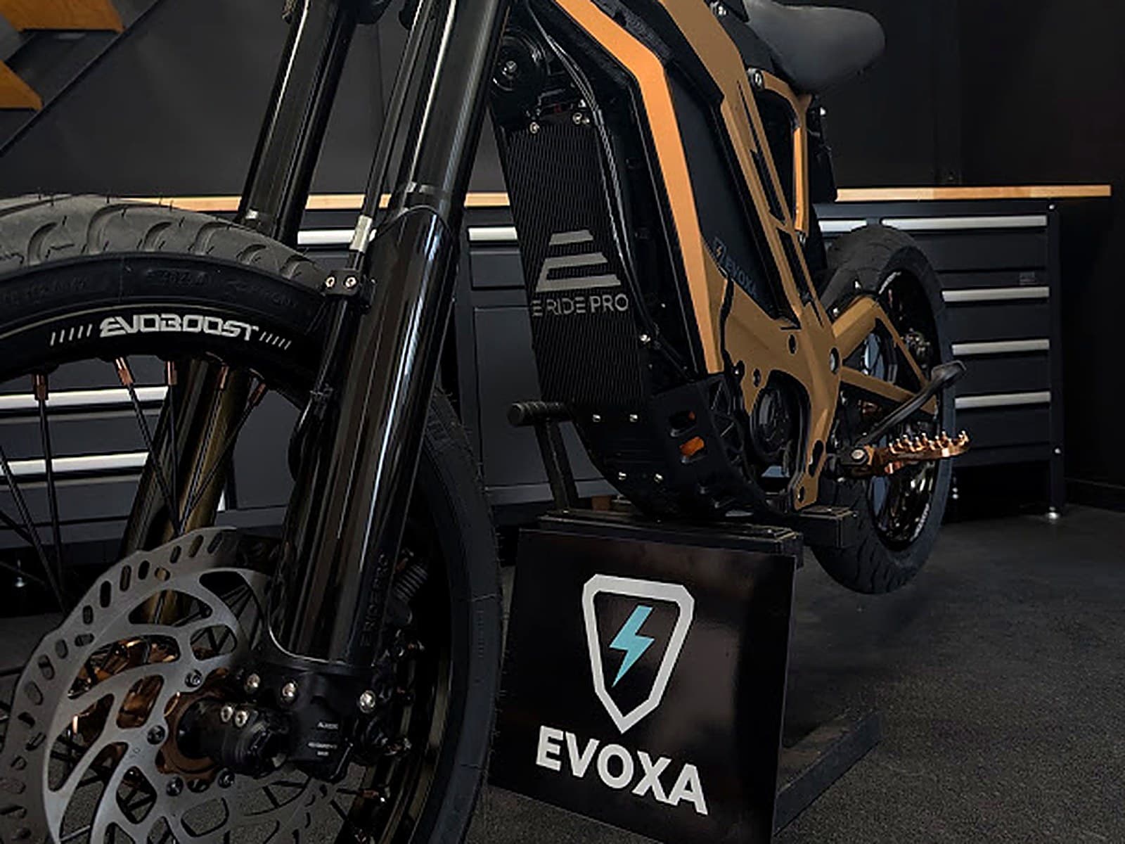 Détail moteur eRIDE PRO finition sable, panneau EVOXA