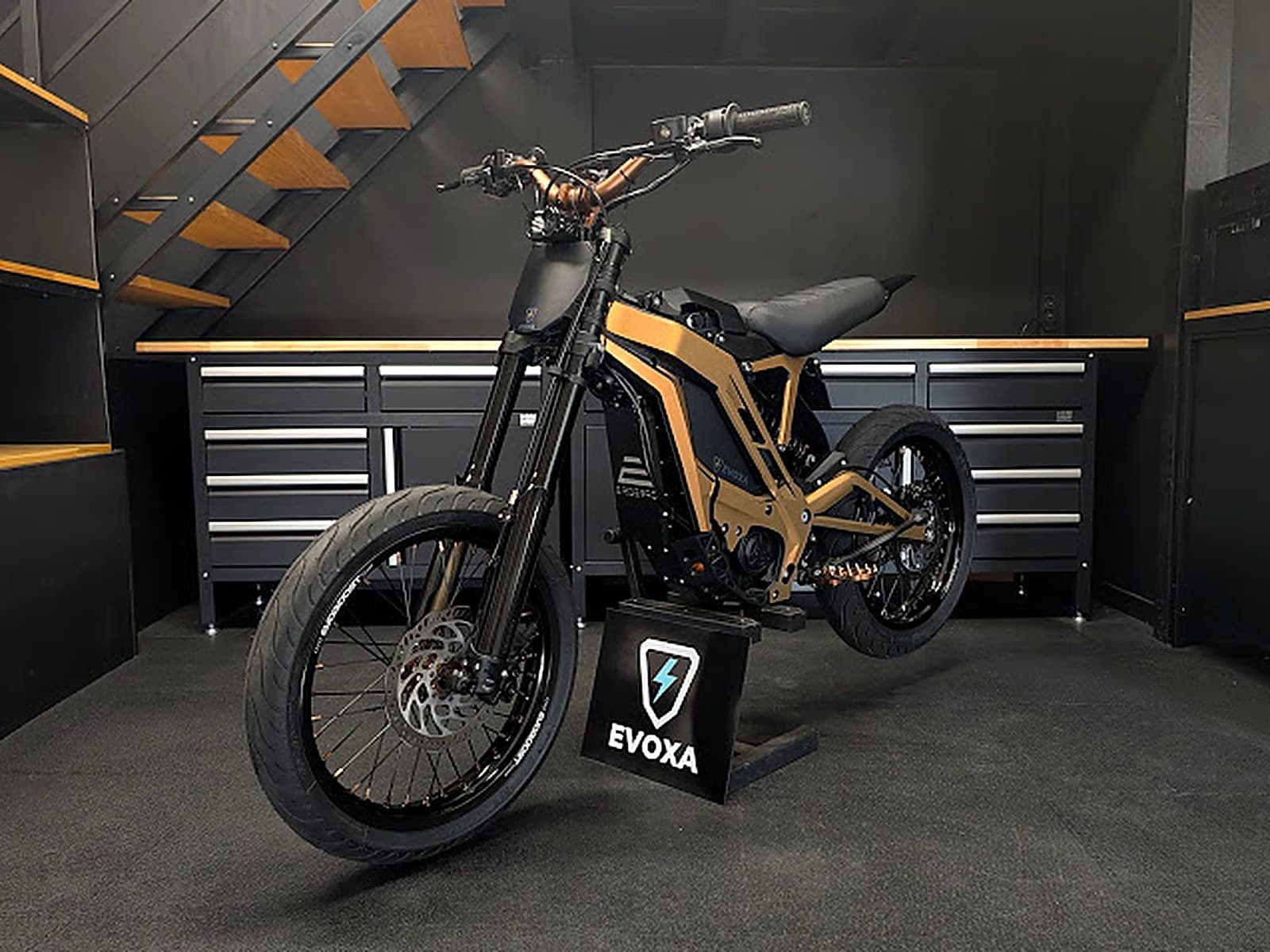Supermotard électrique finition sable, trois-quarts avant
