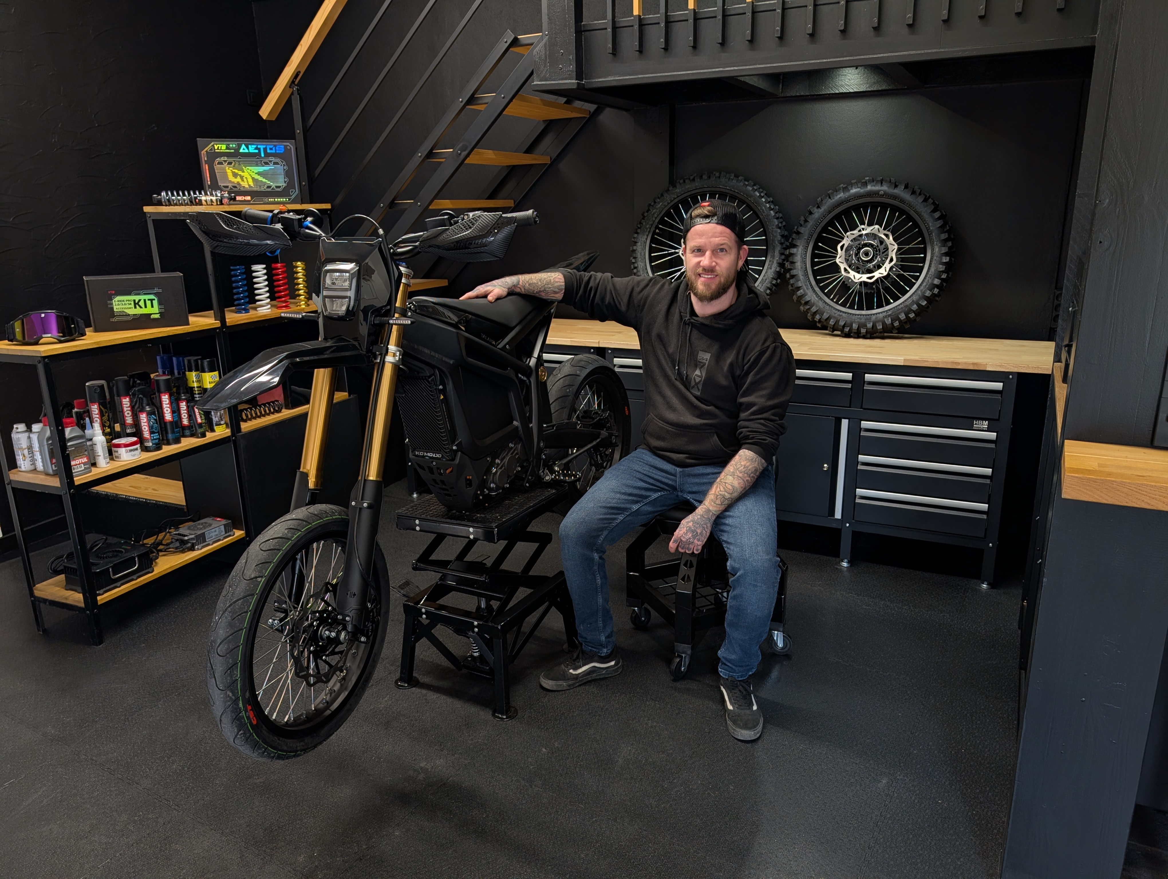Atelier EVOXA — Julian et sa moto électrique